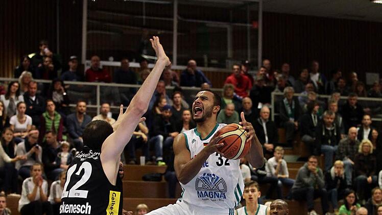 Johannes Thiemann zieht gegen den Essener Center Christoph Hackenesch energisch zum Korb. Foto: sportpress
