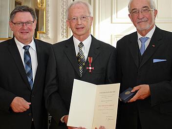 Innenstaatssekretär Gerhard Eck, Hansfried Nickel und Regierungspräsident Paul Beindorfer (im Bild von links) am Freitag bei der Ehrung in der Würzburger Residenz. Foto: Johannes Hardenacke