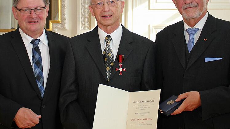 Innenstaatssekretär Gerhard Eck, Hansfried Nickel und Regierungspräsident Paul Beindorfer (im Bild von links) am Freitag bei der Ehrung in der Würzburger Residenz. Foto: Johannes Hardenacke