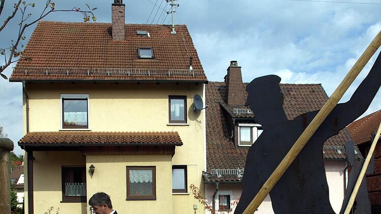 Inmitten der Floße und der Flößer eröffnet Bürgermeister Gerhard Wunder die Feierlichkeiten zur Einweihung des neuen Flößerplatzes. Foto: Susanne Deuerling