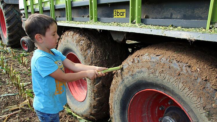 Da kann Linus, Enkel von Kreisbäuerin Heidi Bauersachs, lange kratzen: Bei den aktuell durchfeuchteten Böden bringen die Traktoren und Anhänger zwangsläufig viel feuchte Erde vom Feld auf die Straßen. Foto: Bettina Knauth
