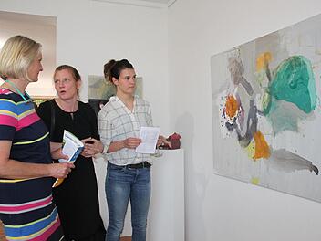 Faszinierende Bilder der Kronacher Malerin Lisa Stöhr sind derzeit in der Produzentengalerie Burgkunstadt zu sehen. Das Bild zeigt die Künstlerin (Mitte) im Gespräch mit Petra Fischer (links) und ihrer Tochter Karolina.Stephan Stöckel