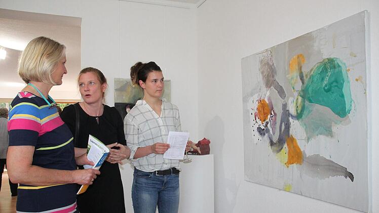 Faszinierende Bilder der Kronacher Malerin Lisa Stöhr sind derzeit in der Produzentengalerie Burgkunstadt zu sehen. Das Bild zeigt die Künstlerin (Mitte) im Gespräch mit Petra Fischer (links) und ihrer Tochter Karolina.Stephan Stöckel