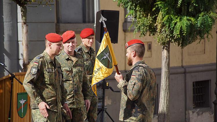 Die Symbolik der Kompanie-Übergabe: Der Standartenführer übergibt die Kompanie-Standarte zunächst an den scheidenden Hauptmann Christian Langlhofer, der reicht sie zurück an den Kommandeur Oberstleutnant Frank Dannenberg, der sie dann an den neuen Hauptmann Raymond Kalus weitergibt (von links).Sabine Weinbeer