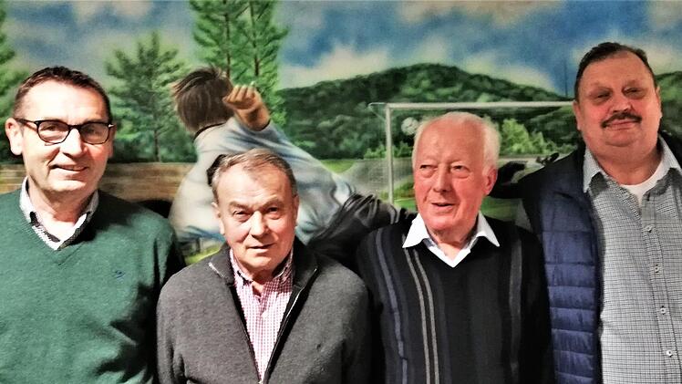 Für langjährige Mitgliedschaft und ihre Verdienste um den TSV Steinach wurden ausgezeichnet: (von links) Harald Reuß (50 Jahre), Manfred Hartwig (60 Jahre), Hermann Scherf (Ehrenmitglied) und Jürgen Borst (25 Jahre als Funktionär). Foto: Sigismund von Dobschütz