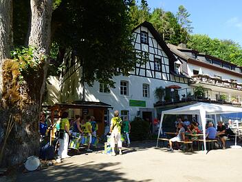 Die Sambagruppe aus Bamberg beim Sommerfest am "Haus Aufseßtal" in Doos . Foto: Thomas Weichert