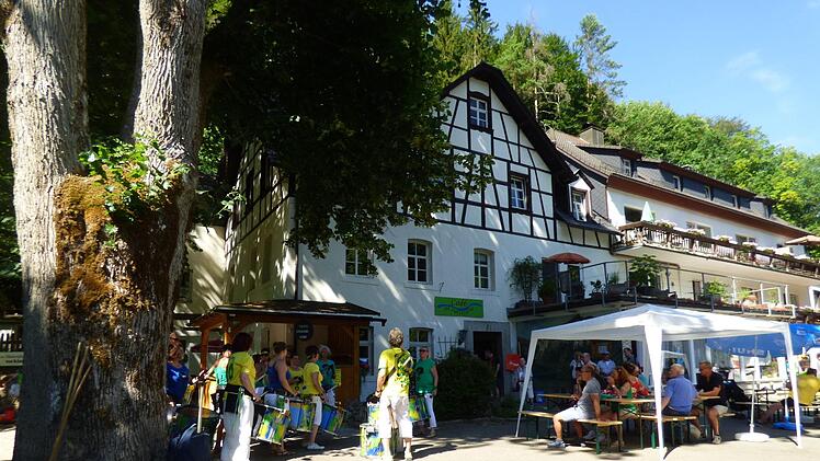 Die Sambagruppe aus Bamberg beim Sommerfest am "Haus Aufseßtal" in Doos . Foto: Thomas Weichert