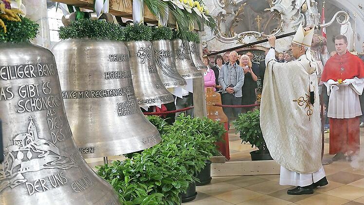 Erzbischof Ludwig Schick schlug mit seinem Hirtenstab Anfang September erstmals die sechs neuen Glocken an, die im Oktober in die Türme gehievt wurden und nun zusammen mit den fünf alten Glocken erklingen. Foto: Gerd Klemenz