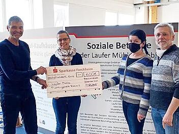 Freuen sich über die Spende, mit der Hilfen für Ukraineflüchtlinge finanziert werden können: Diana Könitzer (Zweite von links) übergab an Michael Thiem (links), Olga Agapova und Alexander Korb den symbolischen Scheck.