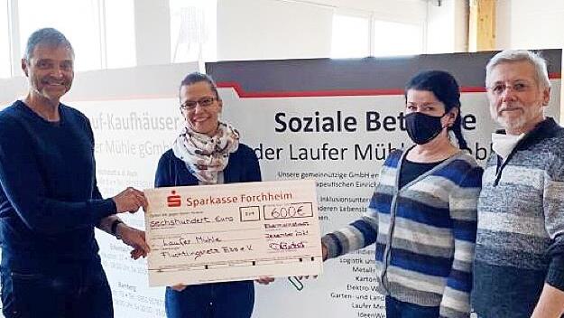 Freuen sich über die Spende, mit der Hilfen für Ukraineflüchtlinge finanziert werden können: Diana Könitzer (Zweite von links) übergab an Michael Thiem (links), Olga Agapova und Alexander Korb den symbolischen Scheck.