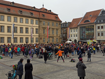 Bamberg: Veranstalterin erklärt spektakuläre Flashmobaktion auf dem Maxplatz - "Mehr Macht als Worte" Bamberg: Veranstalterin erklärt spektakuläre Flashmobaktion auf dem Maxplatz - "Mehr Macht als Worte"