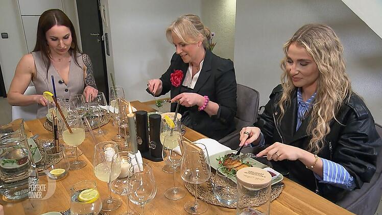 Tina (Mitte) und Ana (rechts) genießen zur Vorspeise Katharinas veganen Mozzarella.