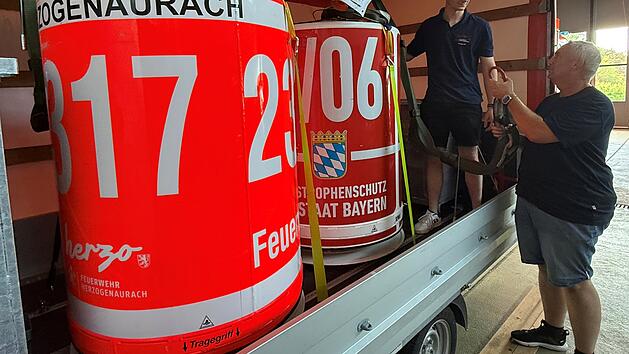 Wie Feuerwehrler als Flughelfer gegen die Flammen k&auml;mpfen