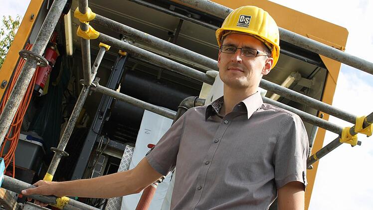 Oberbauleiter Daniel Korczinski hat bei der Kanalsanierung in der Mainleuser Gartenstraße alles im Griff.  Foto: Martin Kreklau