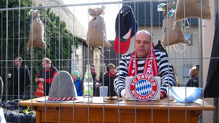 So stellen sich die Stegauracher die Haft von Uli Hoeneß vor. Foto: Dieter Grams