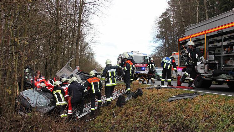 Glück im Unglück hatten die jungen Insassen dieses VW Golf eines 18-Jährigen aus Ebern, der am Donnerstag auf der Heimfahrt von der Berufsschule in Ebern verunglückte.