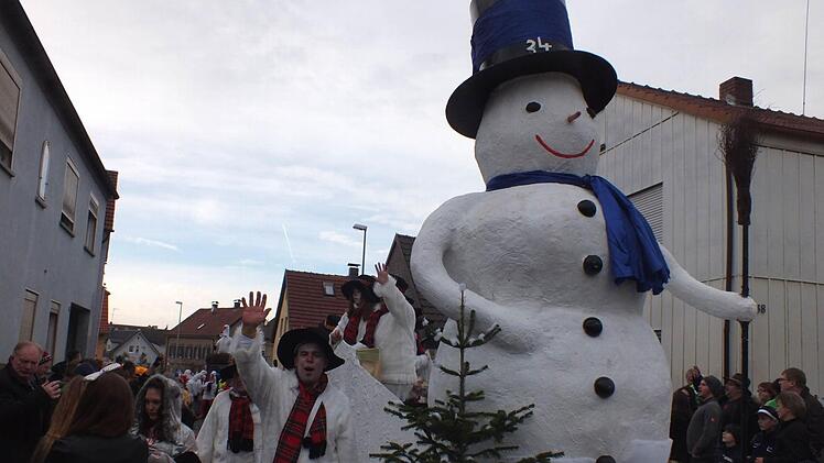 Den überdimensionalen Schneemann hatten die "Geierstuben" dabei.