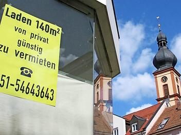 Rund um den Bad Brückenauer Kirchturm stehen jede Menge Läden und Gaststätten leer. An den Mieten liegt es laut Matthias Jost vom Haus- und Grundbesitzerverein Bad Brückenau aber nicht. Foto: Ralf Ruppert