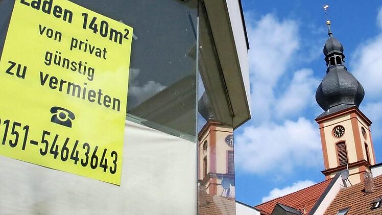 Rund um den Bad Brückenauer Kirchturm stehen jede Menge Läden und Gaststätten leer. An den Mieten liegt es laut Matthias Jost vom Haus- und Grundbesitzerverein Bad Brückenau aber nicht. Foto: Ralf Ruppert