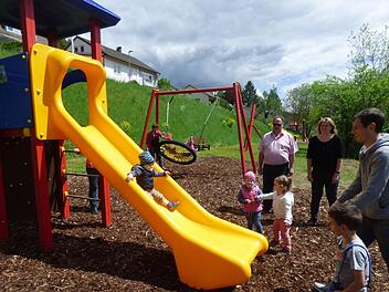 Dank Sponsoren, vor allem eines Ehepaars, konnten die neuen Spielgeräte für den Kinderspielplatz angeschafft werden. Foto: Thomas Weichert