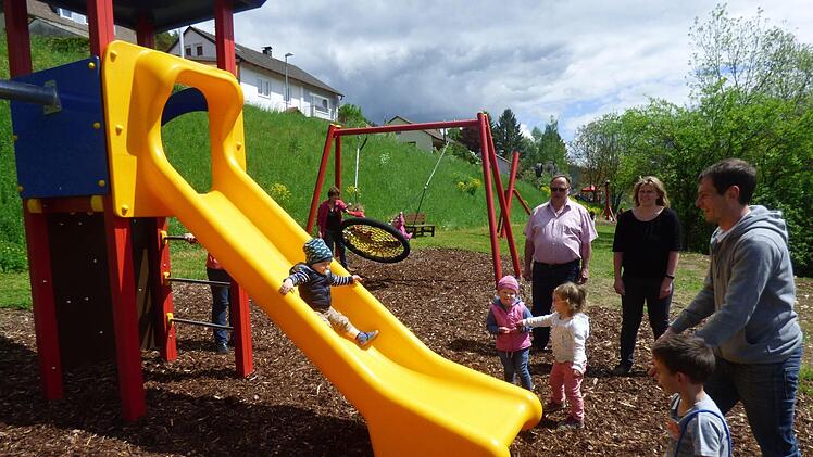 Dank Sponsoren, vor allem eines Ehepaars, konnten die neuen Spielgeräte für den Kinderspielplatz angeschafft werden. Foto: Thomas Weichert