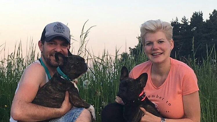 Alexander Ahrend und Melanie Müller haben für ihre französischen Bulldoggen bereits mehrere Halsbänder bestellt. Foto: privat