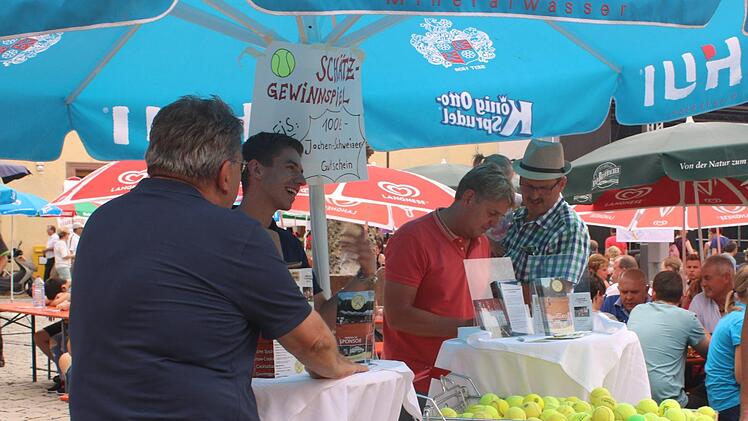 Wieviel Tennisbälle befinden sich in dem Einkaufswagen? Wer richtig schätzte bekam den Preis des Stadtsteinacher Tennisclubs.