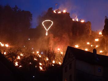 Bei der traditionellen Lichterprozession in Pottenstein kamen in diesem Jahr so viele  Besucher wie noch nie.  Foto: Thomas Weichert