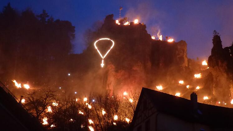 Bei der traditionellen Lichterprozession in Pottenstein kamen in diesem Jahr so viele  Besucher wie noch nie.  Foto: Thomas Weichert