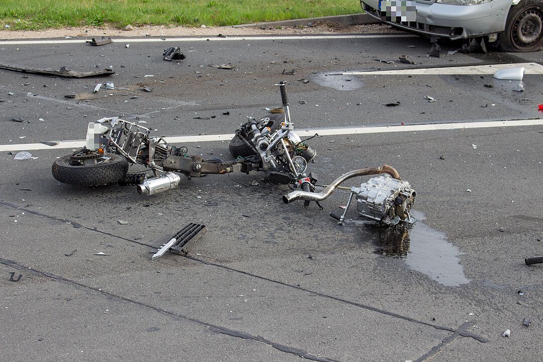 Tödlicher Unfall bei Zirndorf: Motorradfahrer stirbt nach Kollision mit Polizeiauto