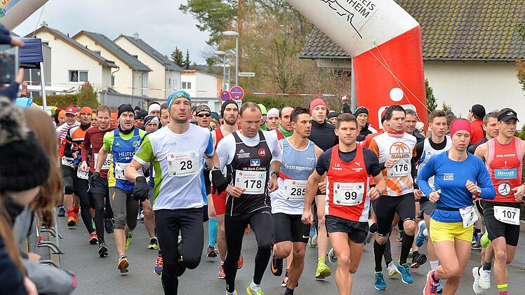 Schon beim Start des Hauptlaufs waren die Favoriten ganz vorn zu finden: Patrick Weiler (Nummer 285), Jürgen Wittmann (178) machten den Sieg unter sich aus, Sascha Lorenz (99) und Paul Gekeler (neben der Nummer 176) stritten sich um den dritten Platz auf dem Podest. Fotos: Picturedreams