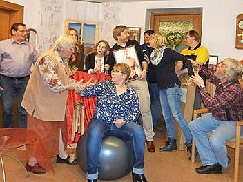 Auf der Hutschdorfer Theaterbühne wird es turbulent. Foto: Horst Wunner