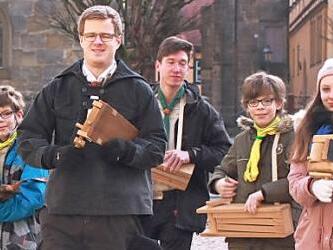 In kleinen Gruppen wie dieser ziehen die Pfadfinder los, klappern fürs Heilige Grab und sammeln Spenden für wohltätige Zwecke, in diesem Jahr die "Ein-Dollar-Brille". Foto: Katharina Becht