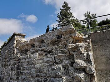 Aus der Mauer am Friedhof haben sich einzelne Steine gelöst, Sie wurden inzwischen entfernt. Stadt Wallenfels