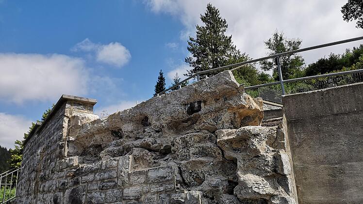 Aus der Mauer am Friedhof haben sich einzelne Steine gelöst, Sie wurden inzwischen entfernt. Stadt Wallenfels