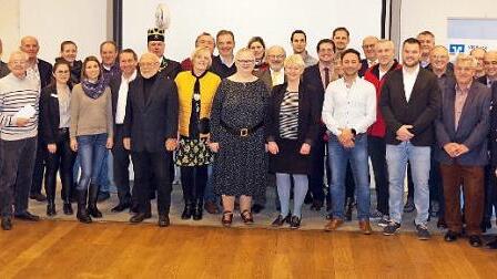 Die VR Bank Oberfranken Mitte spendet 10150 Euro an 20 Vereine und Institutionen. Hier deren Vertreter bei der Spenden&uuml;bergabe am Dienstag in der Steinm&uuml;hle der Bank.  Foto: Heike Sch&uuml;lein