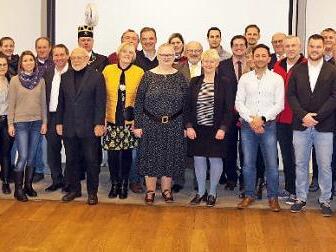 Die VR Bank Oberfranken Mitte spendet 10150 Euro an 20 Vereine und Institutionen. Hier deren Vertreter bei der Spendenübergabe am Dienstag in der Steinmühle der Bank.  Foto: Heike Schülein