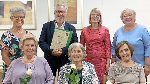 Die Geehrten mit den Vertretern des Gesangvereins Cäcilia