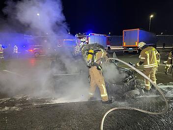 A9: Auto geht in Flammen auf