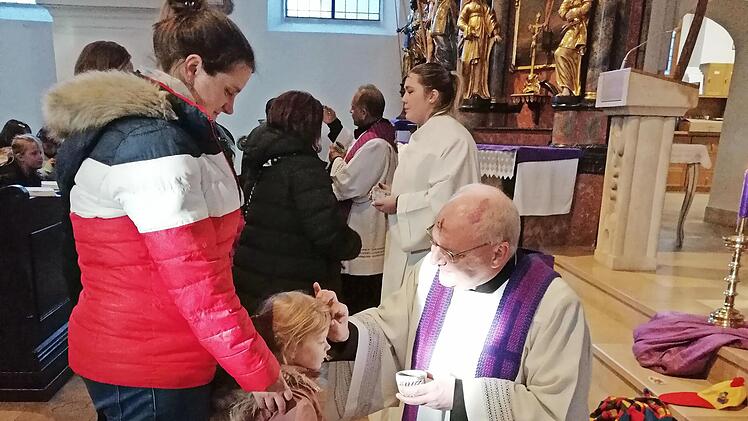 Mit dem Aschenkreuz begannen die Katholiken Höchstadts am Aschermittwoch die Fastenzeit. Im Kindergottesdienst am Nachmittag hatten Gemeindereferentin Maria Plank, Pfarrer James Nangajivettil und Stadtpfarrer Kilian Kemmer viel zu tun.