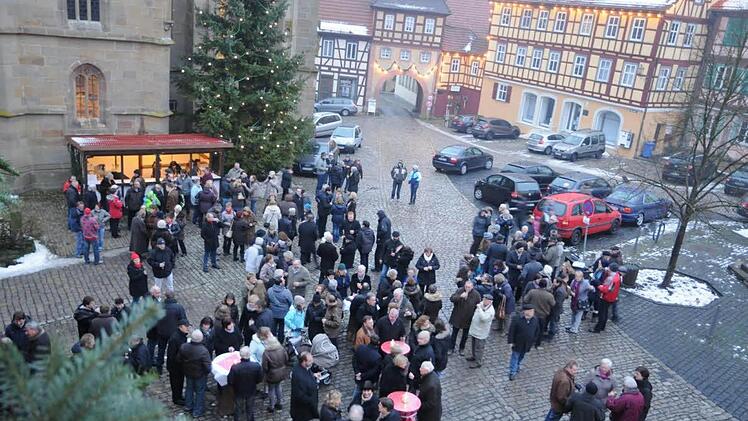 Eine große Zahl von Königsbergern waren der Einladung von Bürgermeister Bittenbrünn zum Neujahrsempfang auf dem Marktplatz gefolgt.  Foto: Gerold Snater