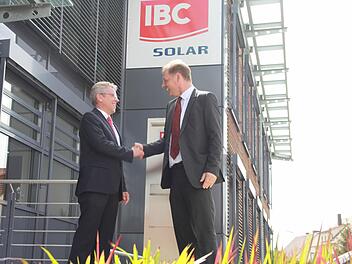 Jörg Eggersdorfer, Finanzvorstand des Staffelsteiner Unternehmens IBC Solar (links) begrüßt seinen neuen Vorstandskollegen für den Vertrieb, Thomas Mart.  Foto: Anja Greiner
