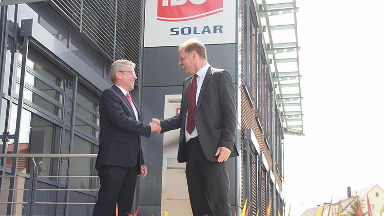 Jörg Eggersdorfer, Finanzvorstand des Staffelsteiner Unternehmens IBC Solar (links) begrüßt seinen neuen Vorstandskollegen für den Vertrieb, Thomas Mart.  Foto: Anja Greiner