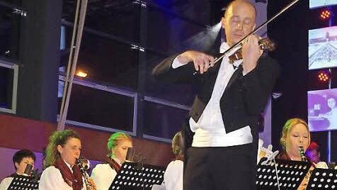 Solist Johannes Enders begeisterte mit einfühlsamem Violinen-Spiel.