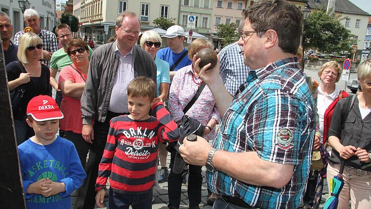 Die Kinder, die bei der Entdeckertour mitmachten, konnten echte Kanonenkugeln in die Hand nehmen. Foto: Sonny Adam