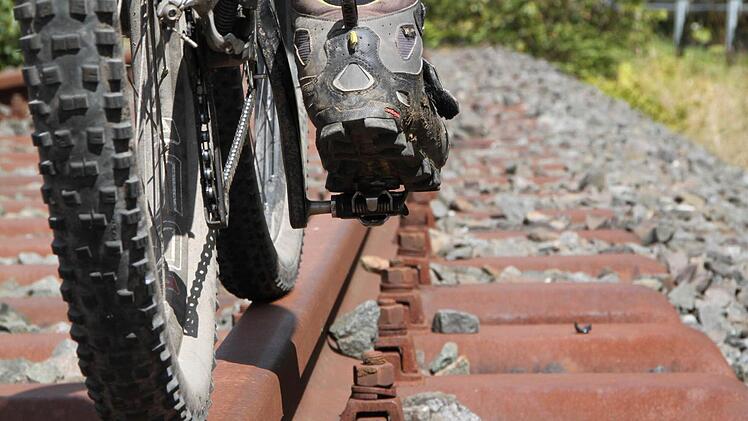 Die Tage der Bahntrasse durch das Sinntal scheinen gezählt: Die Rhönallianz möchte einen Radweg statt Schienen. Foto: Ulrike Müller