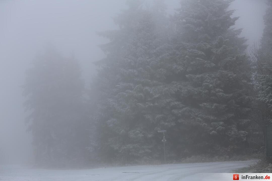 Erster Neuschnee am Ochsenkopf – Landschaft weiß überzuckert