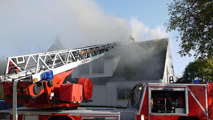 130 Personen waren beim Brand des  Wohnhauses in Ahorn (Landkreis Coburg) im Einsatz.Fotos: Berthold Köhler