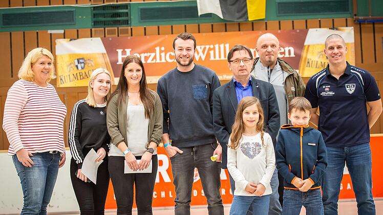 Die Gewinner der Tombola  - von links: Sponsorin Melanie Schaffranek, Nina Buch (1. Preis), Nina Schmalfuß (3.), Hannes Rodler (4.), BR-Redaktionsleiter Alexander Müller, Klaus Eichhorn (2.), Matthias Kodisch vom VfB sowie seine Kinder Lea und Max Schramm (vorne), die die Lose zogen. Foto: Alexander Muck