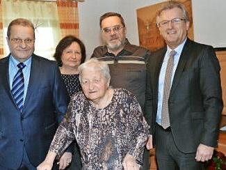 Bei der Gratulation (von links): Heinrich Stoppel (Sohn), Dorothea Gassan (Tochter), Helena Stoppel, Paul Gassan (Schwiegersohn) und Bürgermeister Rainer Detsch.  Foto: K.- H. Hofmann